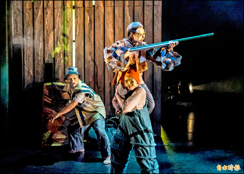 《神鬼人間道》台北記者會，左起EX-亞洲劇團行政總監林浿安、計畫顧問耿一偉、總導演EX-亞洲劇團藝術總監江譚佳彥。（記者凌美雪攝）