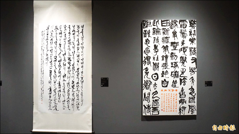 崔玟烈〈梁相恒詩〉，200×108 公分，紙本、墨，2024（左）；姜大熙〈青春不再來〉，203×116 公分，紙本、墨，2024。（記者董柏廷攝）