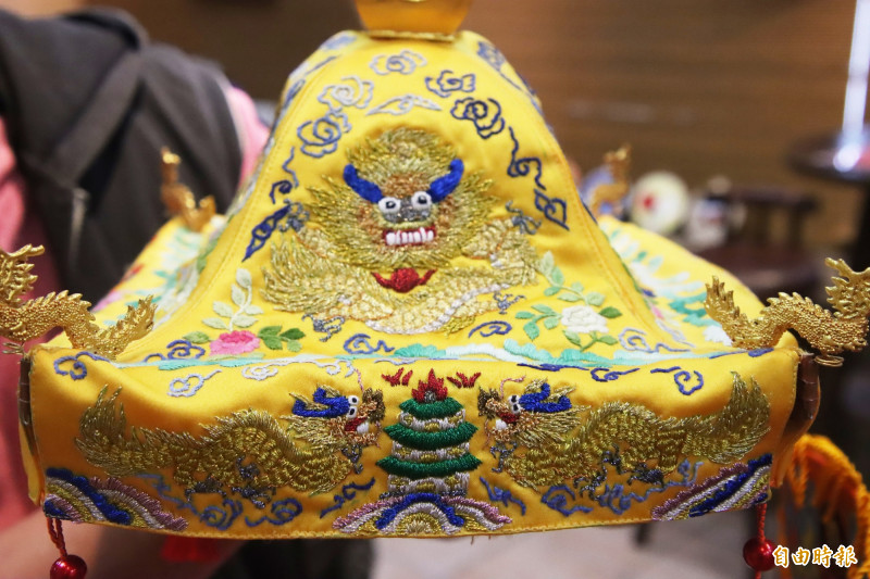 轎頂的手工刺繡很精緻。（記者林宜樟攝）