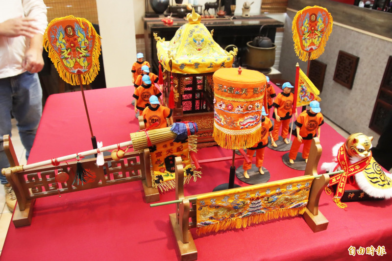 縮小版的朴子媽祖出巡轎班。（記者林宜樟攝）