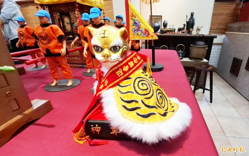 紙糊的虎爺神尊。（記者林宜樟攝）