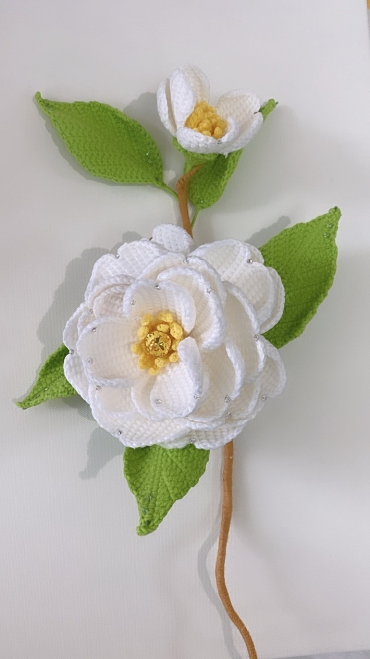「幸の山茶花」黃孟玲師生茶花創作展&王睿手作工藝聯展，讓茶花的千嬌百媚在畫布等各種媒材上綻放。（蔣育鳳提供）