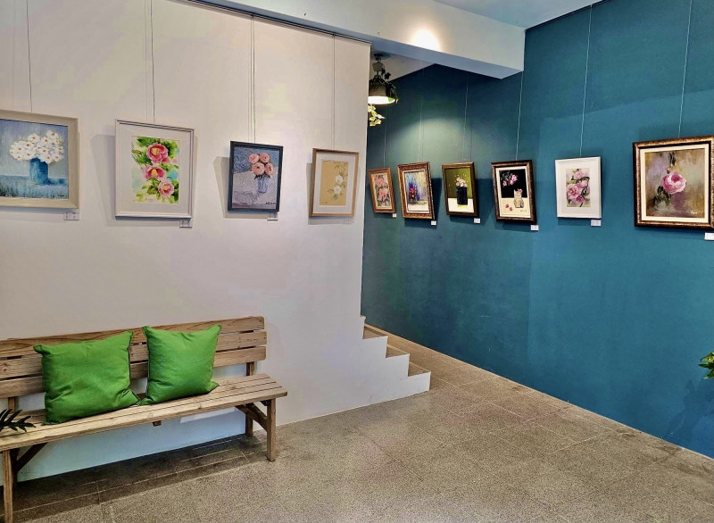「幸の山茶花」黃孟玲師生茶花創作展，共有36件作品。（蔣育鳳提供）