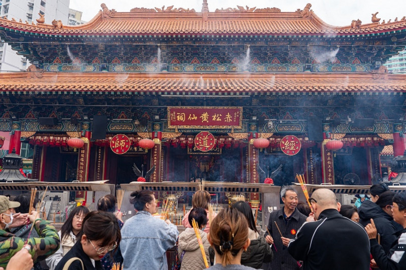 黃大仙祠是香港最著名的求籤場所之一，信徒前來祈求新年平安順利。（港旅局提供）