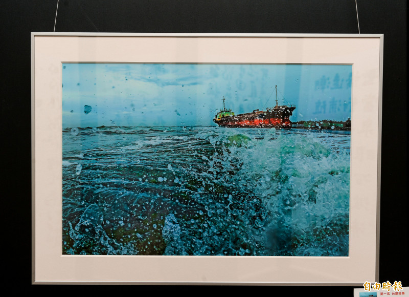 攝影季首獎得主蕭慶良認為，永續是全世界的議題，他從生命的起源陽光、空氣、水思考，拍了與光電相關的作品，也記錄了颱風後擱淺在海域的輪船，以及旱地農田上乾枯的福壽螺，也藉以重省人與環境密切的關係，圖為因凱米颱風擱淺的蘇菲亞號貨輪，降低空拍機到幾乎貼在水面上拍攝，捕捉浪濤洶湧的畫面。（記者王文麟翻攝）