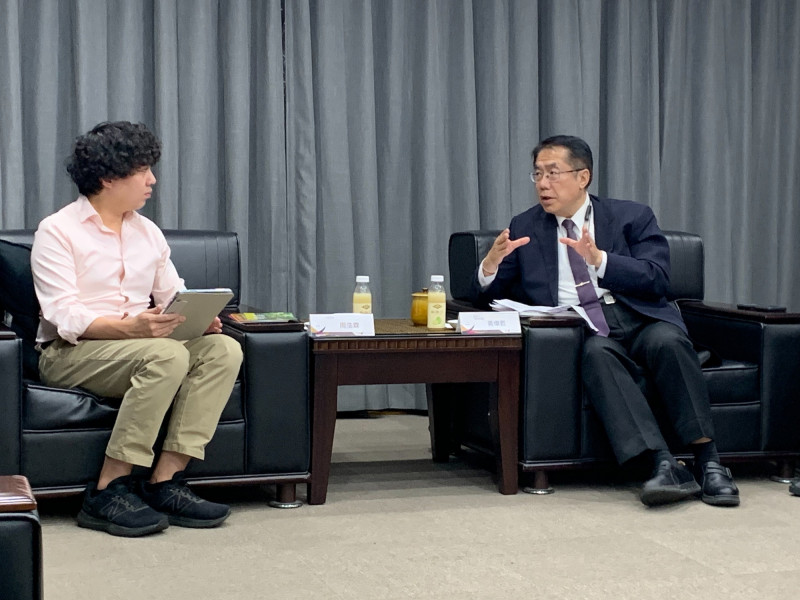 台南市長黃偉哲接受《日經亞洲》的專訪。（南市府提供）