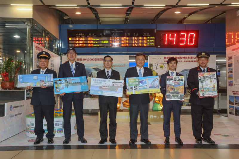 台日推出「低碳暢遊」主題，推廣台日雙鐵的週遊劵及一日劵。左起台鐵南港車站站長陳建銓、台鐵副處長林維澤、台鐵副總經理黃振照、台鐵副總經理劉雙火、東武副總經理山內朋彥、東武鐵道站務業務代表平山真司。（東武鐵道提供）