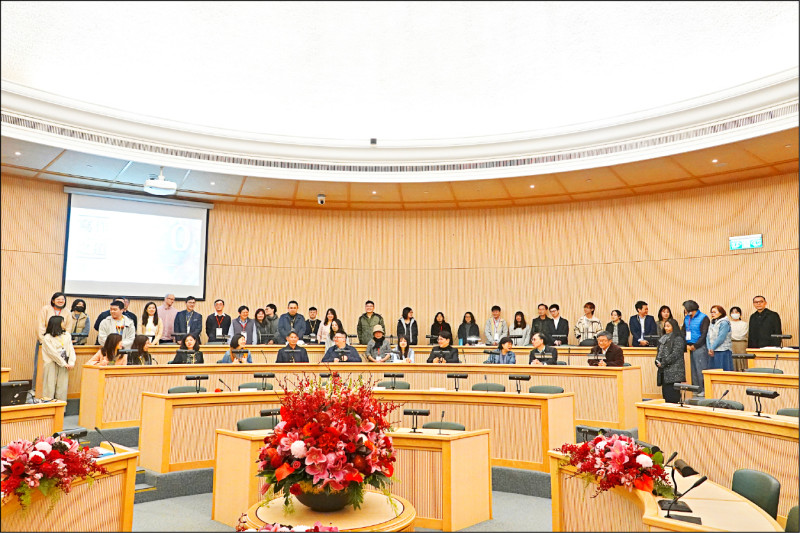 評審座談會結束後，緊接是研討會閉幕式，部分來賓大合照。（宋文郁攝影）