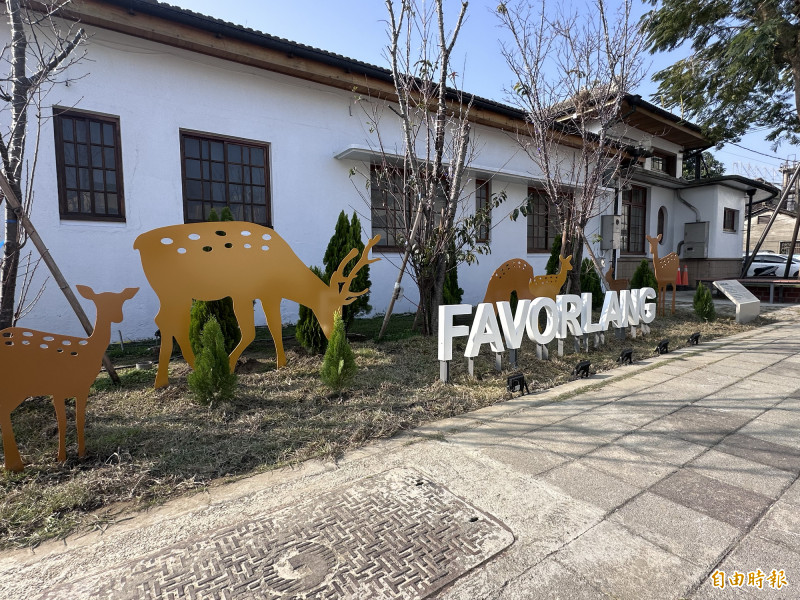 雲林縣府在土庫庄役場前設置6隻梅花鹿地景藝術，盼喚起民眾對虎尾壟社過去歷史記憶。（記者李文德攝）