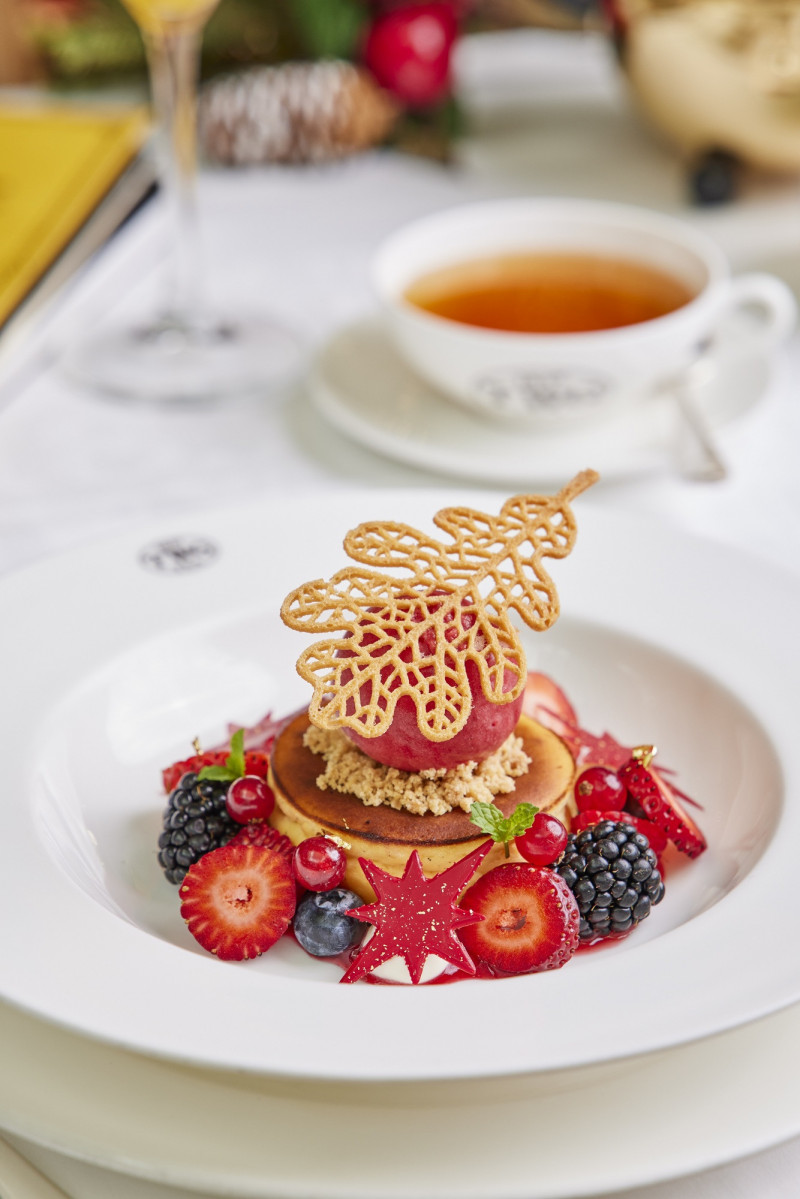 TWG Tea 2024聖誕茗茶套餐甜點-香草巴斯克起士蛋糕佐新鮮綜合莓果。（TWG Tea提供）