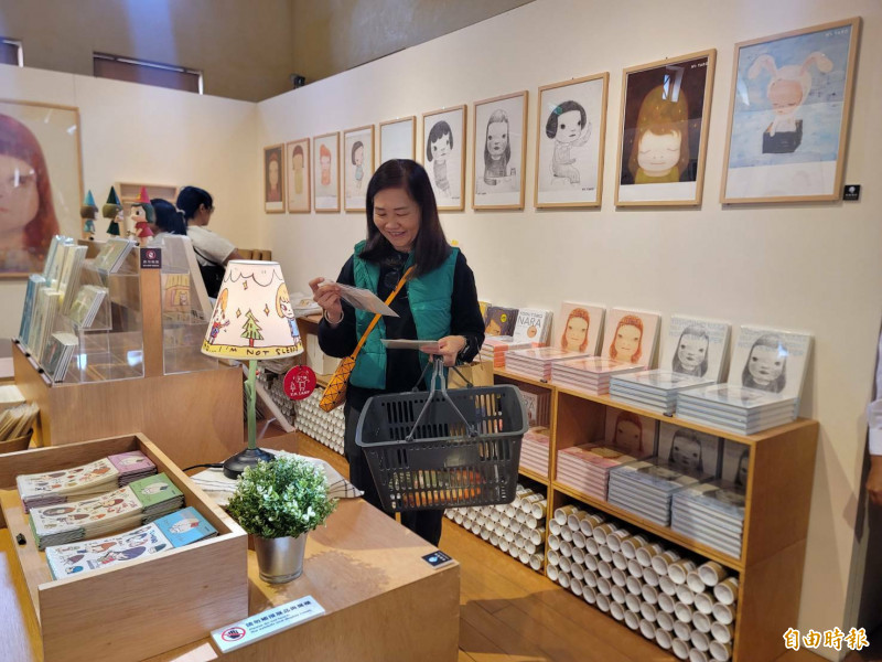 日本藝術家奈良美智「跟著朦朧潮濕的一天去屏東」開展，相關的周邊商品在演武場內販售。（記者葉永騫攝）