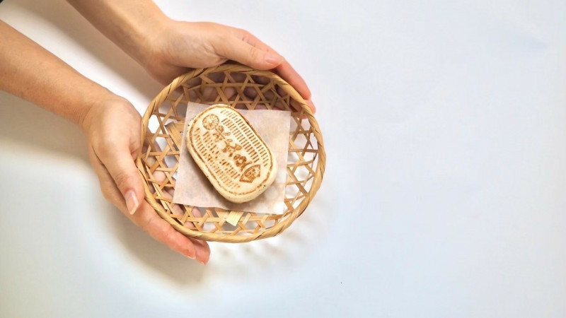 米弎豆製作的金運小判餅，象徵著「咬金幣、吃進福氣」的美好寓意。（日勝生加賀屋提供）