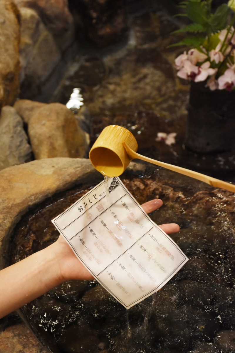 在日勝生加賀屋可參拜石川縣百年神社「石浦神社」，體驗開運水詩籤。（日勝生加賀屋提供）