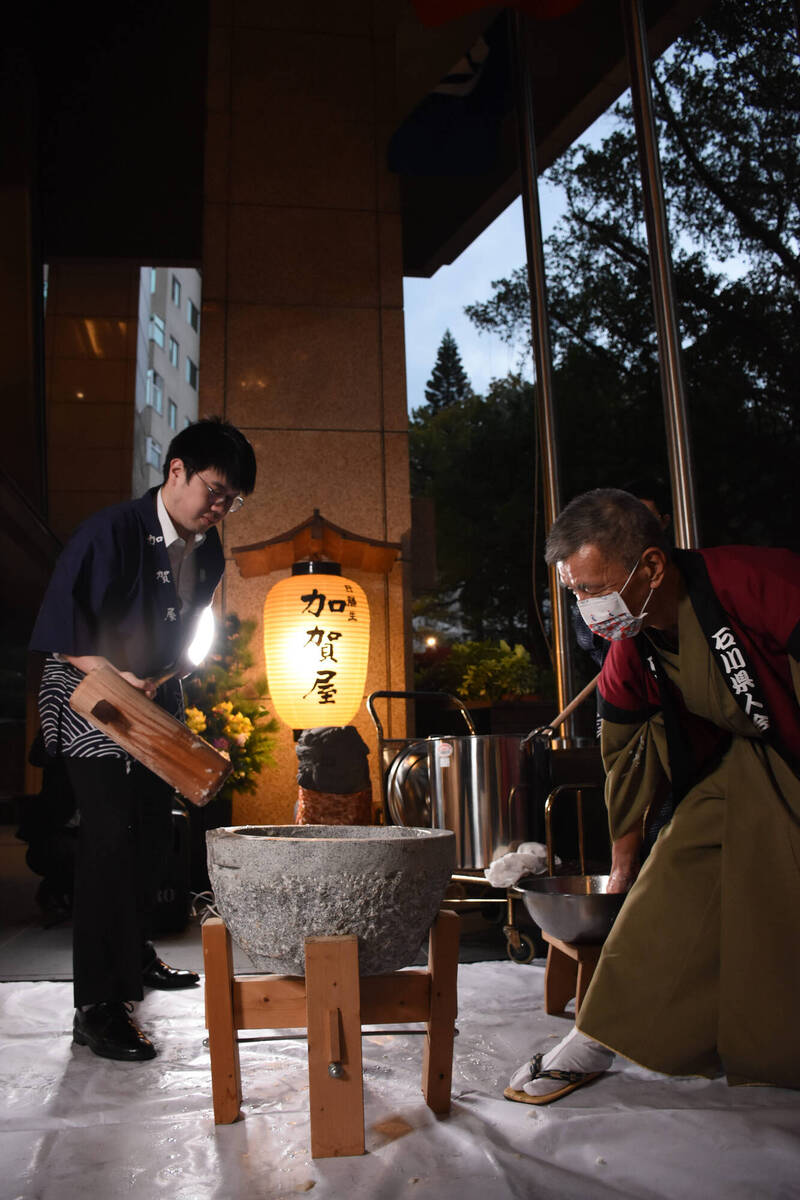 日勝生加賀屋按照日本過年慣例，在12月31日舉辦跨年搗麻糬儀式。（日勝生加賀屋提供）