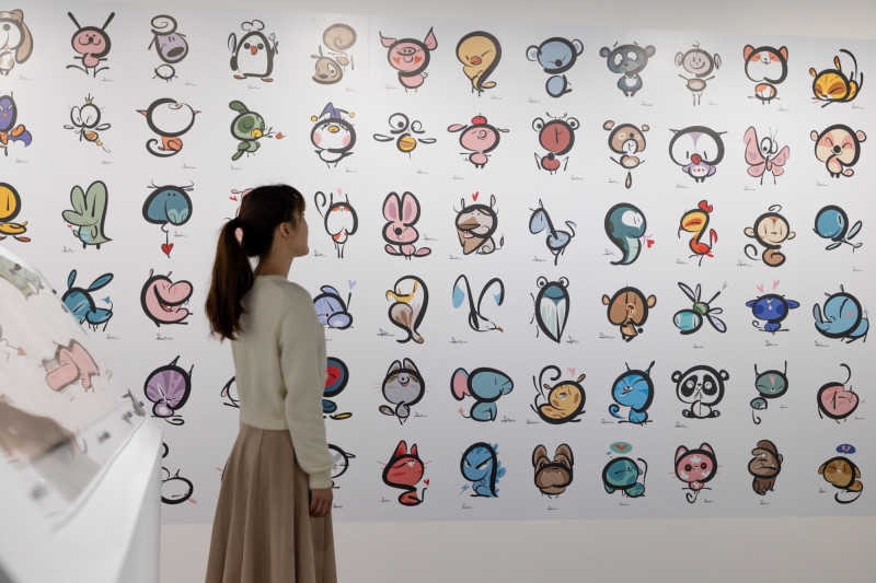 已故漫畫才子蕭言中40年經典作品展中，展示其生涯後期透過「指劍畫派」創作《可愛系列》作品，生動描繪動物的喜怒哀樂，可愛童趣讓人感受快樂與溫馨。（王士源攝，台北當代藝術館提供）