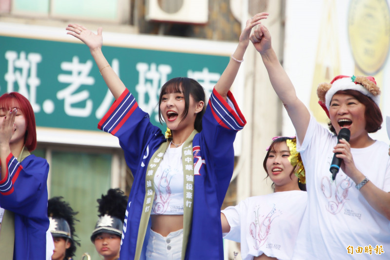 職棒啦啦隊隊員與嘉義市長黃敏惠一起應援。（記者林宜樟攝）