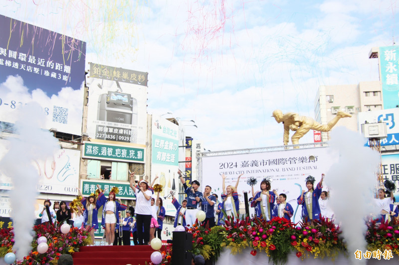 管樂踩街啟動。（記者林宜樟攝）