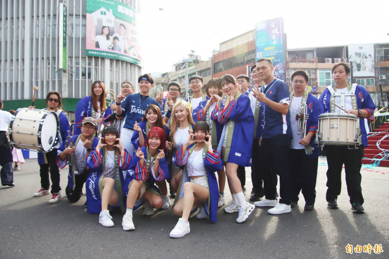 職棒啦啦隊參與管樂踩街。（記者林宜樟攝）