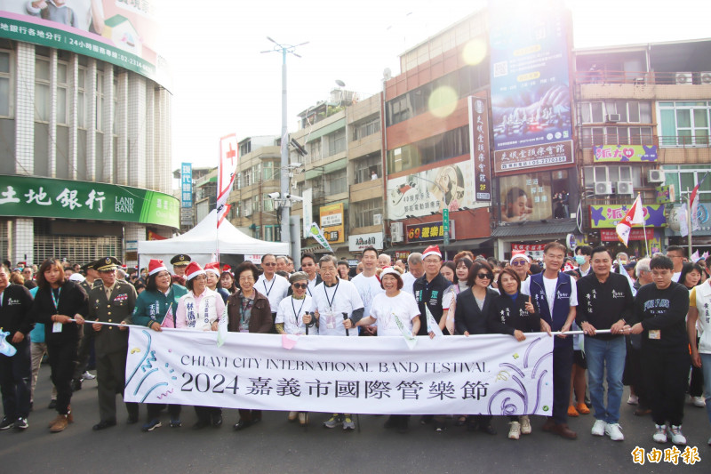 嘉義市長黃敏惠等進行踩街。（記者林宜樟攝）