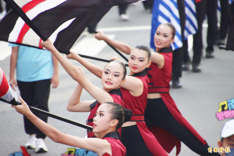 南興國中學生進行演出。（記者林宜樟攝）