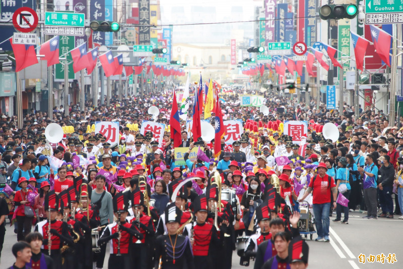 嘉義市中山路湧入滿滿人潮。（記者林宜樟攝）