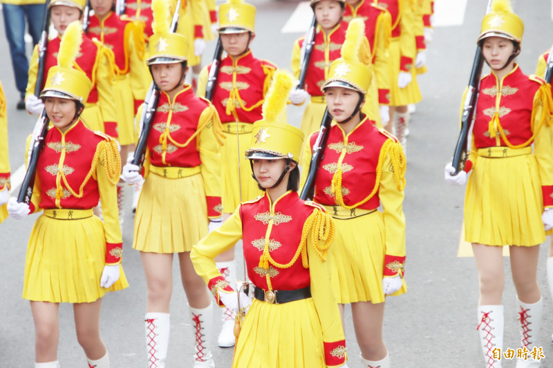 景美女中樂儀旗隊。（記者林宜樟攝）