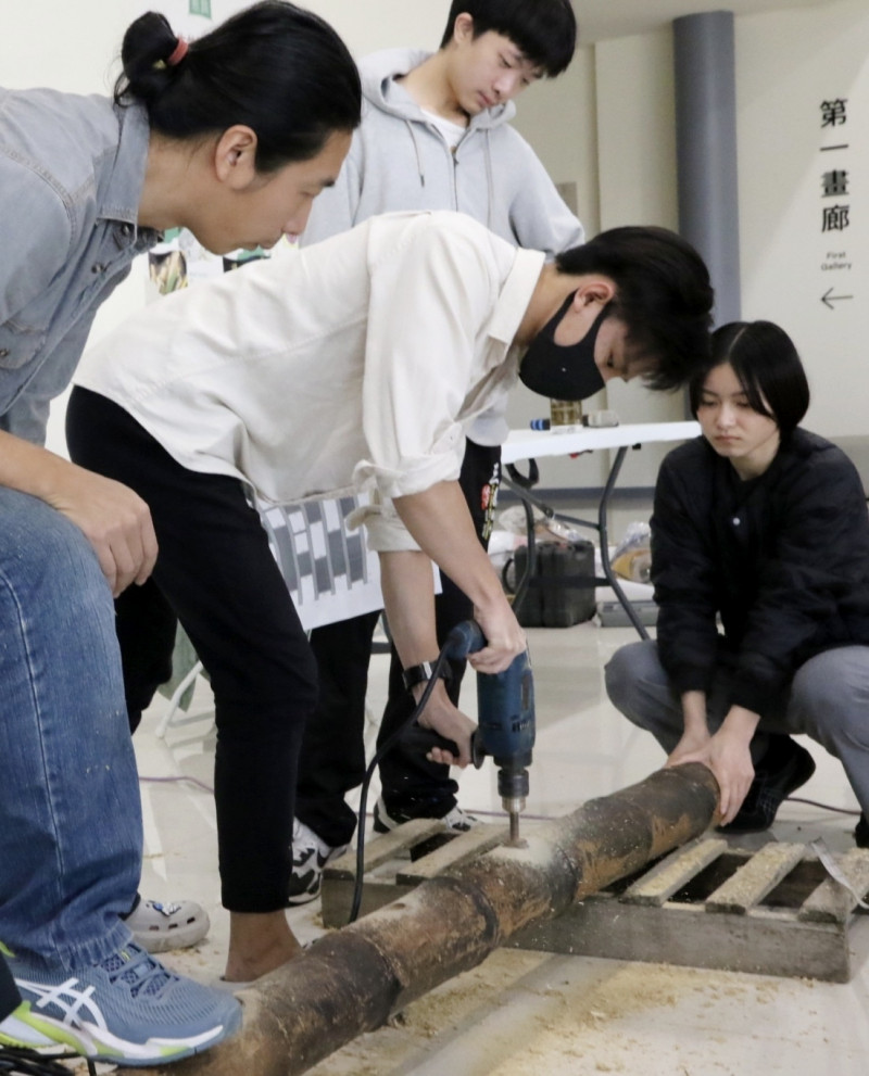 南市文化局結合各單位，邀請國際生進行竹藝共創的體驗活動。（歸仁文化中心提供）