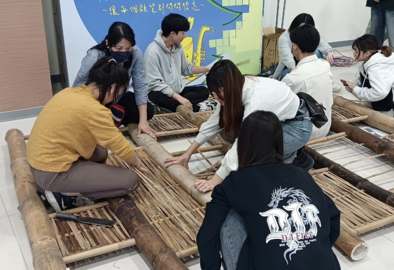南市文化局結合各單位，邀請國際生進行竹藝共創的體驗活動。（歸仁文化中心提供）