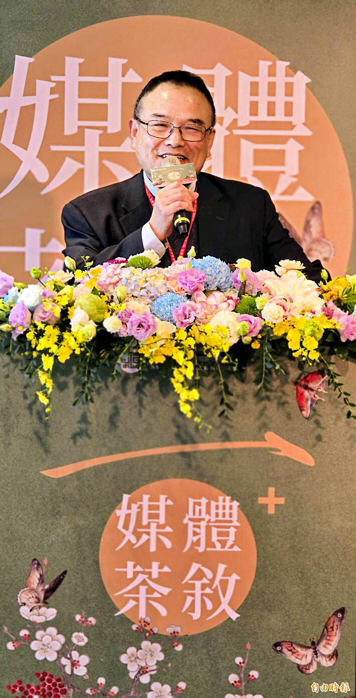 故宮院長蕭宗煌特別說明百年院慶logo（如圖片下方講台的延伸設計圖樣）的設計，因建國百年時已經有很多「100」被使用，因此，設計者以國字「百」為靈感，像排火柴棒一樣，把「一」與「日」中間的「1」取出，再將「日」中間的「一」也取出，疊成「+」，於是有了「100+」繼續前進的意象。 （記者凌美雪攝）