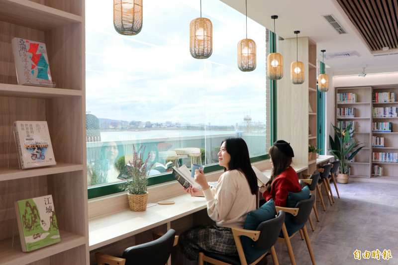 新北市立圖書館淡水分館重新啟用，設計也將淡水知名的河景納入。（記者黃子暘攝）