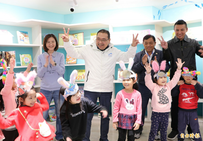 「換新裝」的淡水分館讓孩子擁有在大海中閱讀的感受。（記者黃子暘攝）