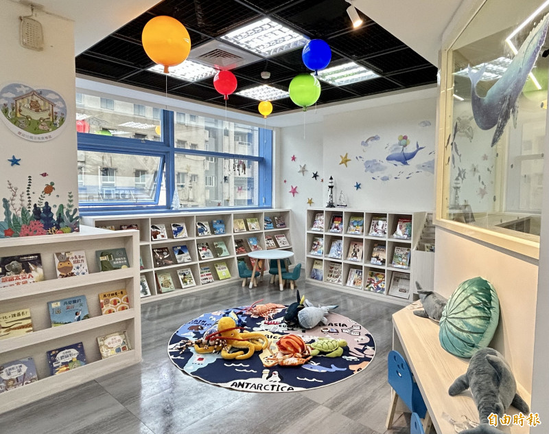 新北市立圖書館淡水分館重新啟用，親子共讀區可讓孩子或坐或趴，享受閱讀的世界。（記者黃子暘攝）