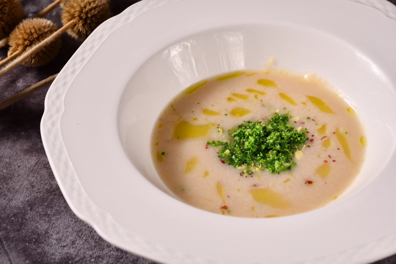 烤花椰菜濃湯火腿松子。（涵碧樓提供）