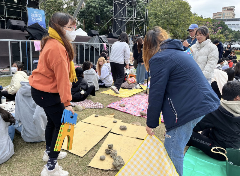 粉絲趕快搶占舞台前搖滾區的位子。（市府提供）