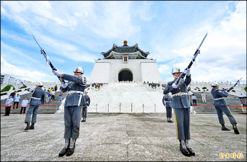 中正紀念堂儀隊從蔣介石銅像大廳移至民主大道前方。（記者方賓照攝）