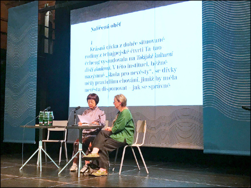 作家李昂（左）在捷克朗讀月上以中文朗讀作品〈彩妝血祭〉。（文化部提供）