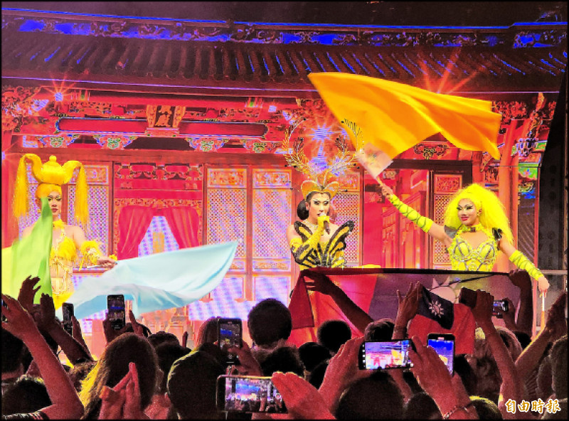 妮妃雅站上文奧舞台領觀眾一齊為台灣加油。（記者凌美雪攝）