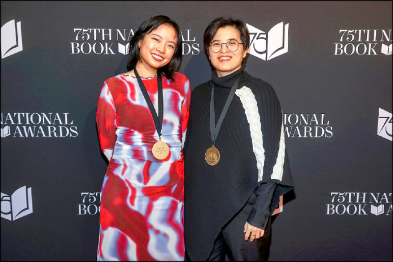 作家楊双子（右）執筆的作品《臺灣漫遊錄》，英文版由台灣譯者金翎（左）翻譯，獲得今年美國國家圖書獎翻譯文學類大獎。（美聯社）