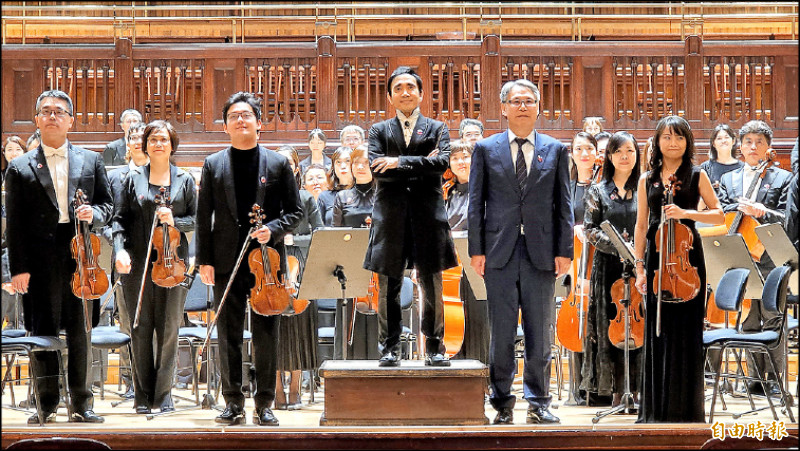 前國台交團長劉玄詠（前排右2）轉任駐奧地利大使，成台灣首位音樂大使。（記者凌美雪攝）