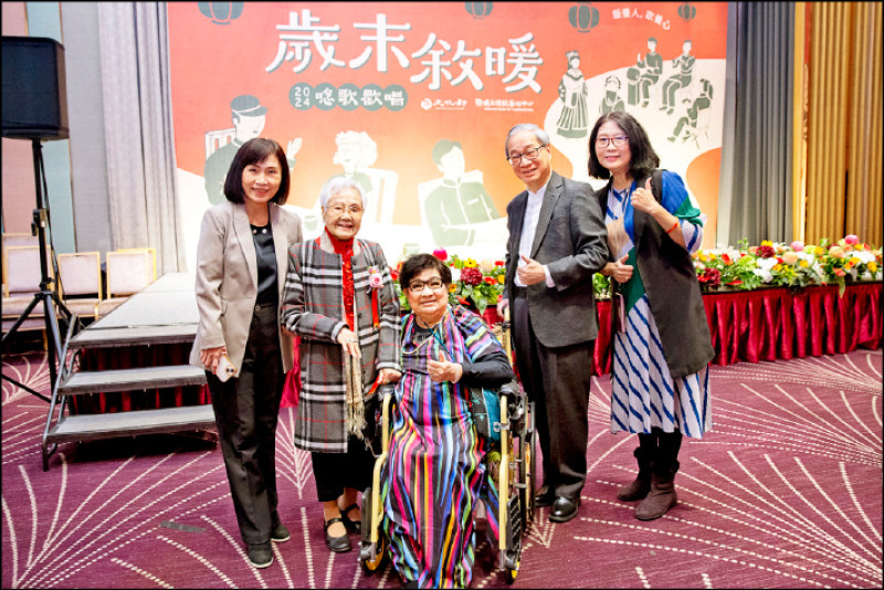 文化部長李遠（右2）甫於上個月在「歲末敘暖」活動中與陳剩（左2）見面。（文化部提供）