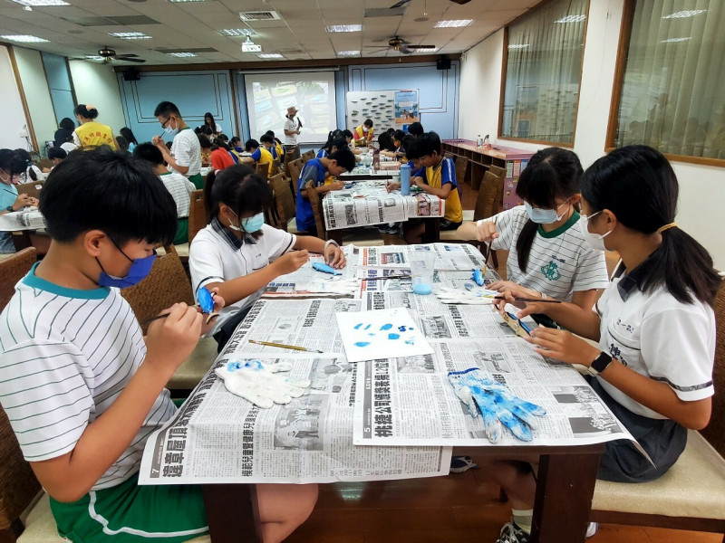 彰化縣透過評鑑與獎金制度，鼓勵圖書館團隊創新服務，讓圖書館成了民眾充電的天地。（彰化縣府提供）