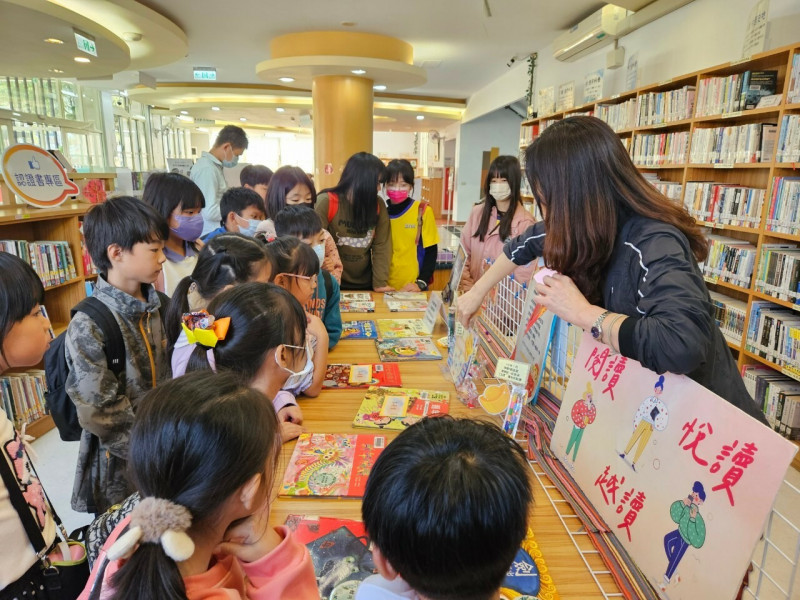圖書館營造閱讀與學習的環境，讓小孩子從小跟書本變成好朋友，喜歡閱讀讓看書是很愉悅的事。（彰化縣府提供）