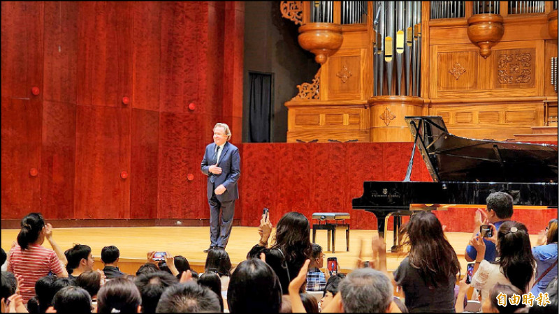 布赫賓德於2023年訪台演出全套貝多芬32首奏鳴曲，全場觀眾熱烈讚賞。（記者凌美雪攝）