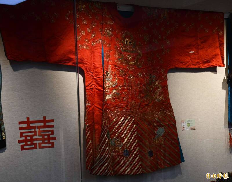 日治時期中部有名的蔡家千家的嫁妝-霞披。（記者湯世名攝）