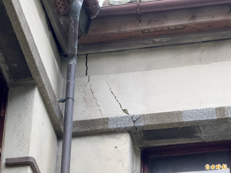 松菸西南側辦公廳舍內外側牆壁都有龜裂狀況。（記者甘孟霖攝）