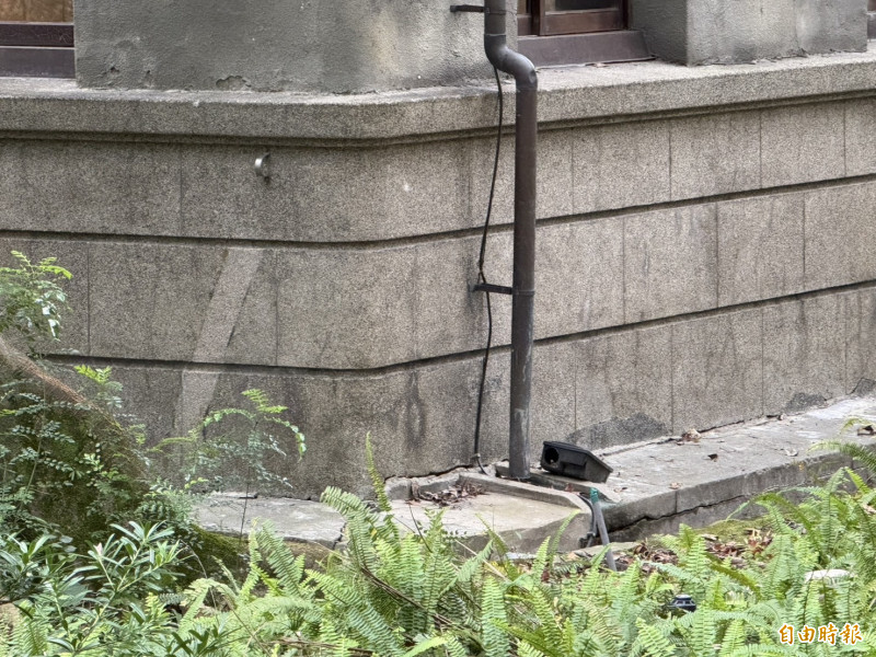 松菸西南側辦公廳舍內外側牆壁都有龜裂狀況。（記者甘孟霖攝）