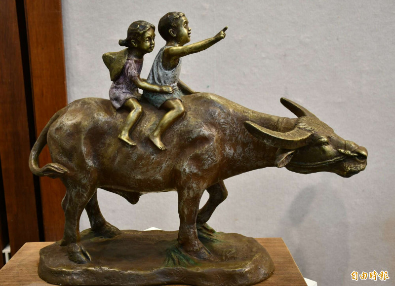 小朋友坐在牛背上趣味橫生。（記者湯世名攝）