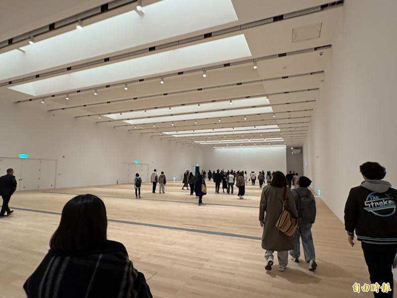 新北市美術館有廣大展場，可供親子盡情觀賞。（記者陳奕劭攝）