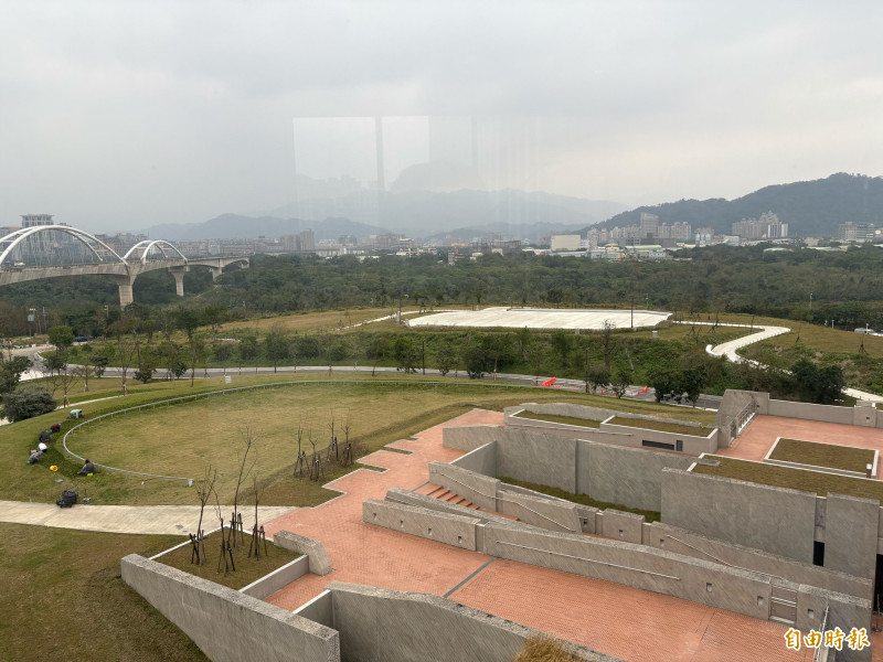 新北市美術館即將開幕，可在戶外一覽美景。（記者陳奕劭攝）