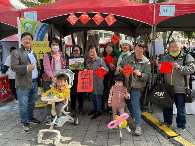 「阿嬤妳看」眷村文化美食節有台語春聯書寫活動。（南市文化局提供）